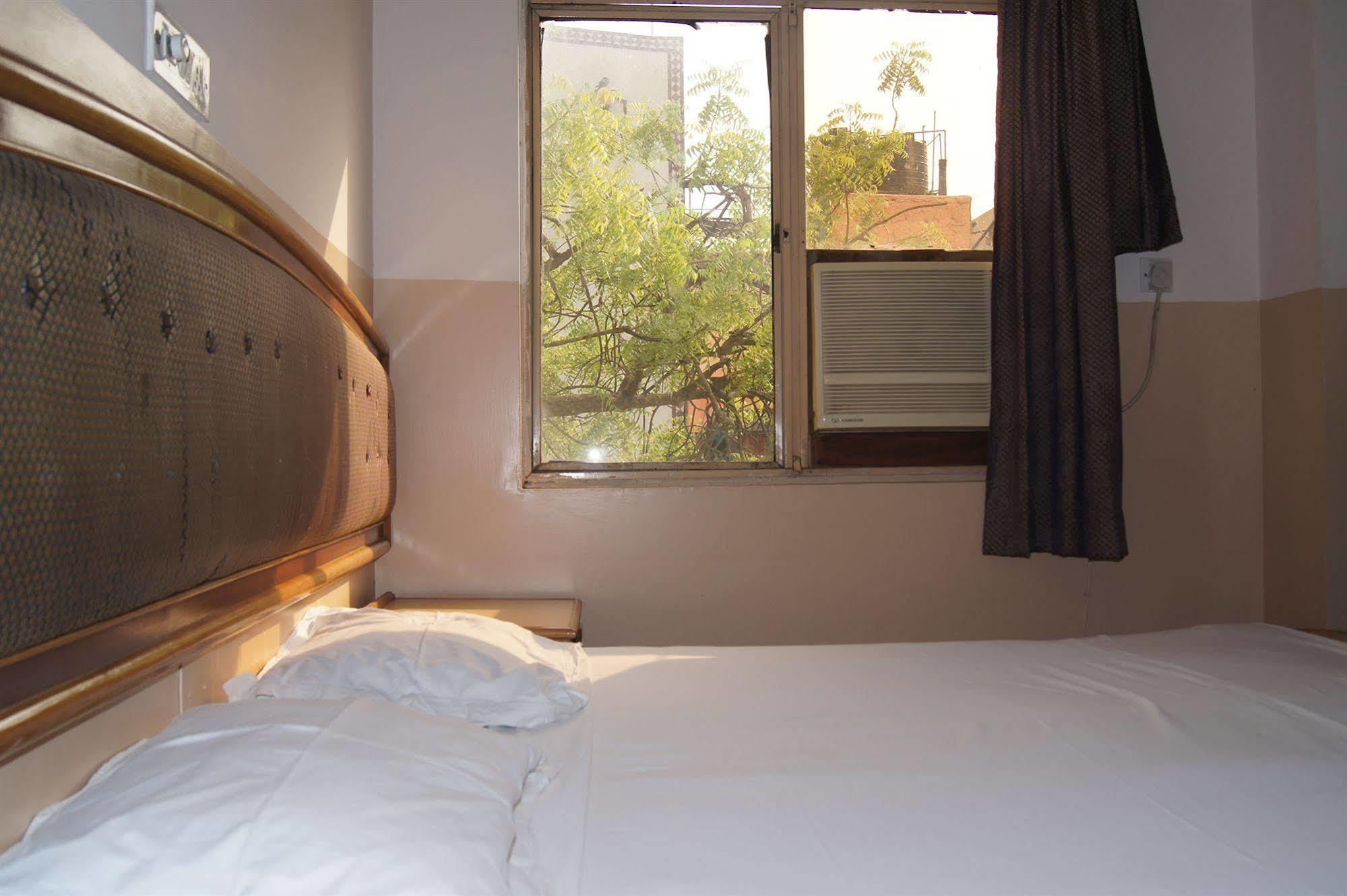 Hotel Westend Holiday Home 5 Mint From Nizamuddin Railway Station New Delhi Exteriör bild
